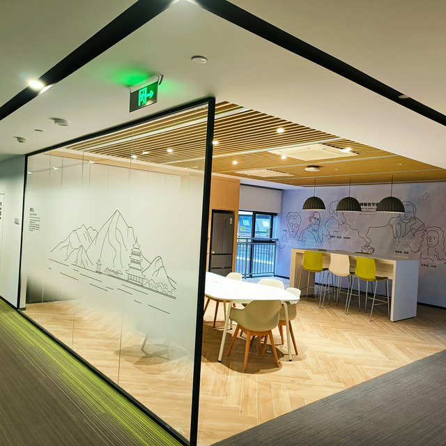 نظام تقسيم الزجاج النحيف النحيف للمكتب قسم مساحة غرفة الاجتماعات الداخلية جدار شفاف